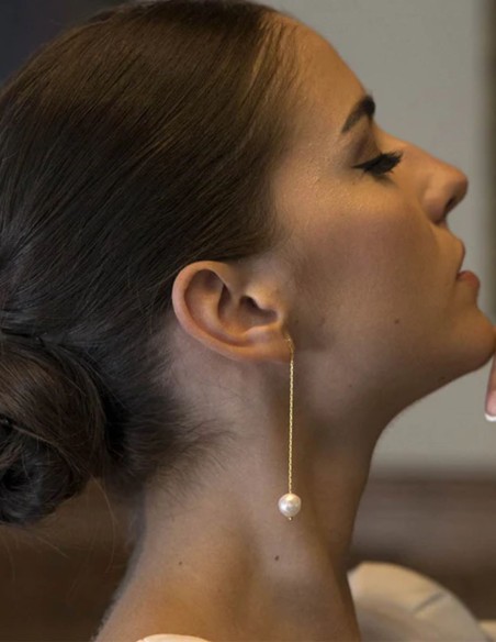 Pendientes largos con cadena fina y perla para invitada