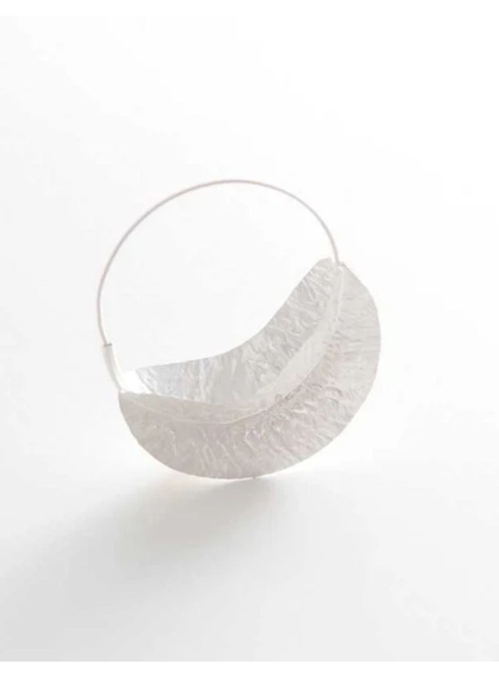 Pendientes estilo aros con pliegues de láminas texturizados para invitada
