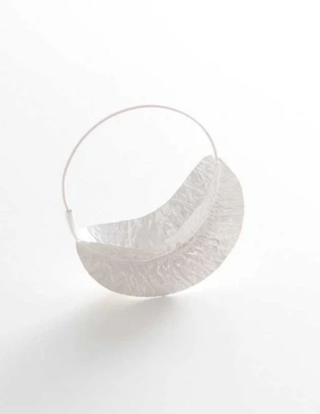 Boucles d'oreilles de fête de style cerceau avec des plis de feuille texturés