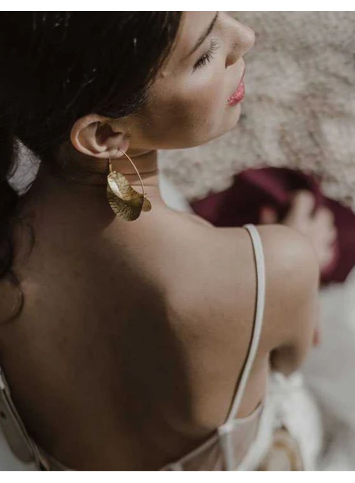 Pendientes estilo aros con pliegues de láminas texturizados para invitada dorados