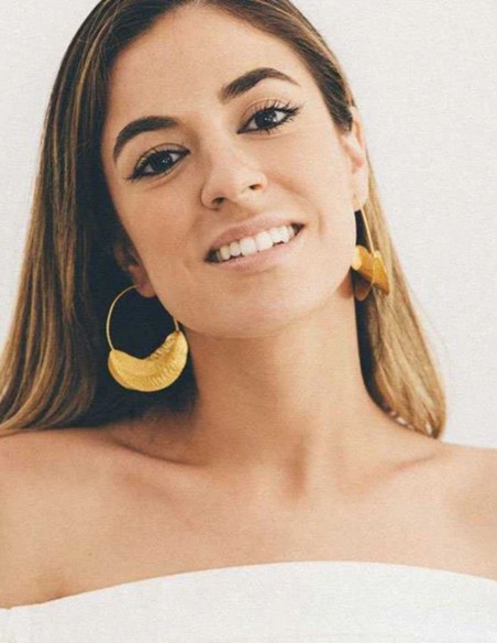 Boucles d'oreilles de fête de style cerceau avec des plis de feuille texturés