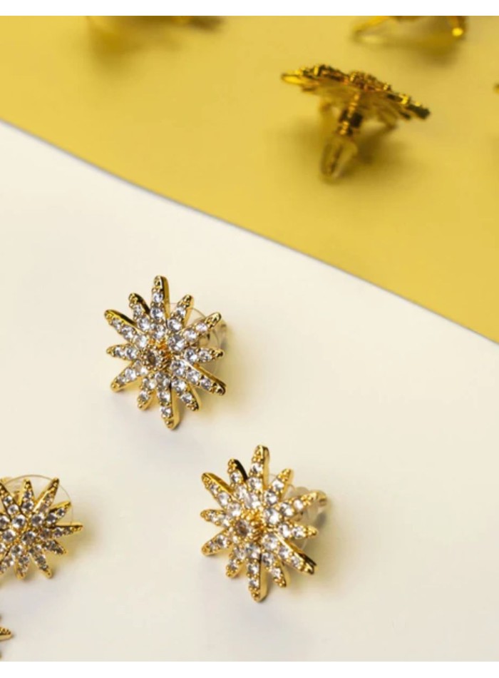 Pendientes en forma de estrella con circonitas dorados