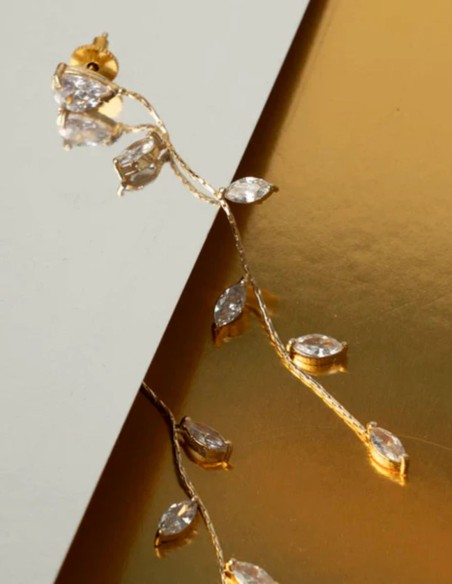 Longues boucles d'oreilles avec mini feuilles de zirconium