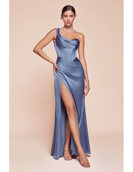 Longue robe de fête en satin avec décolleté en cœur