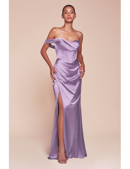 Longue robe de fête en satin avec décolleté en cœur