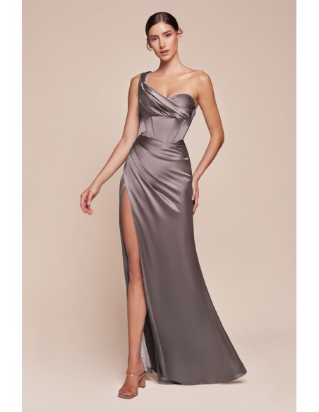 Longue robe de fête en satin avec décolleté en cœur
