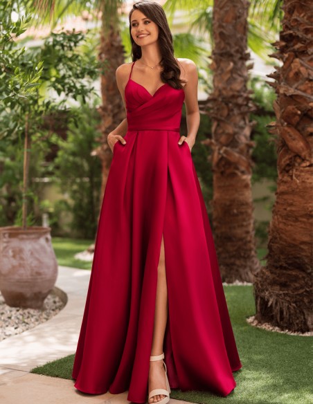 Vestido de fiesta satinado con falda con vuelo en movimiento, resaltando su diseño elegante y fluido