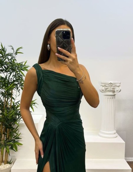 Robe de soirée longue et plissée avec encolure asymétrique