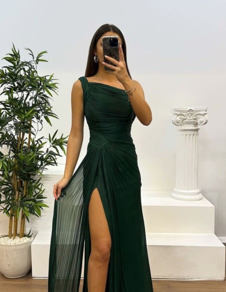 Robe de soirée longue et plissée avec encolure asymétrique