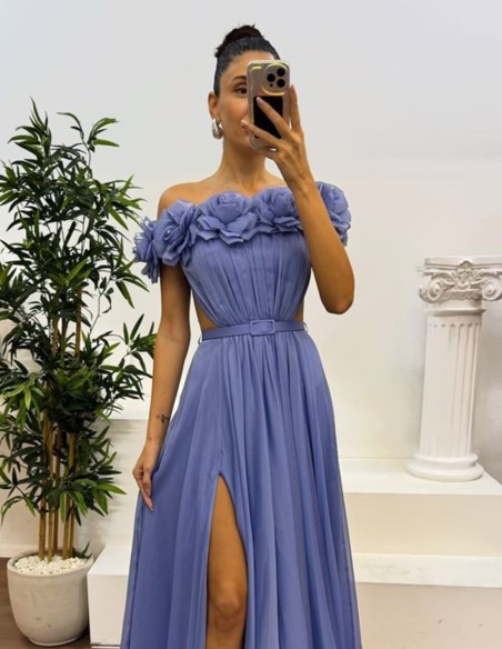 Robe de soirée longue avec encolure et ouverture de jupe fleuries