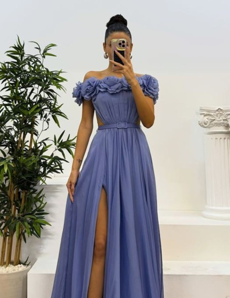 Robe de soirée longue avec encolure et ouverture de jupe fleuries