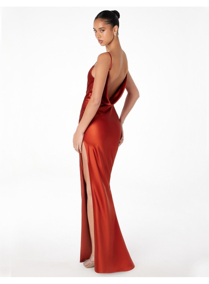 Longue robe d'invité en satin avec dos ouvert