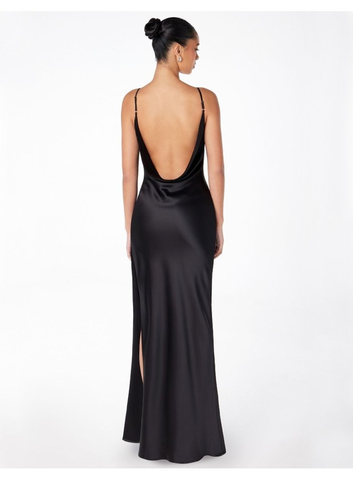Longue robe d'invité en satin avec dos ouvert