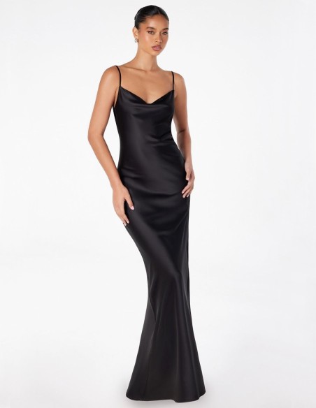 Longue robe d'invité en satin avec dos ouvert