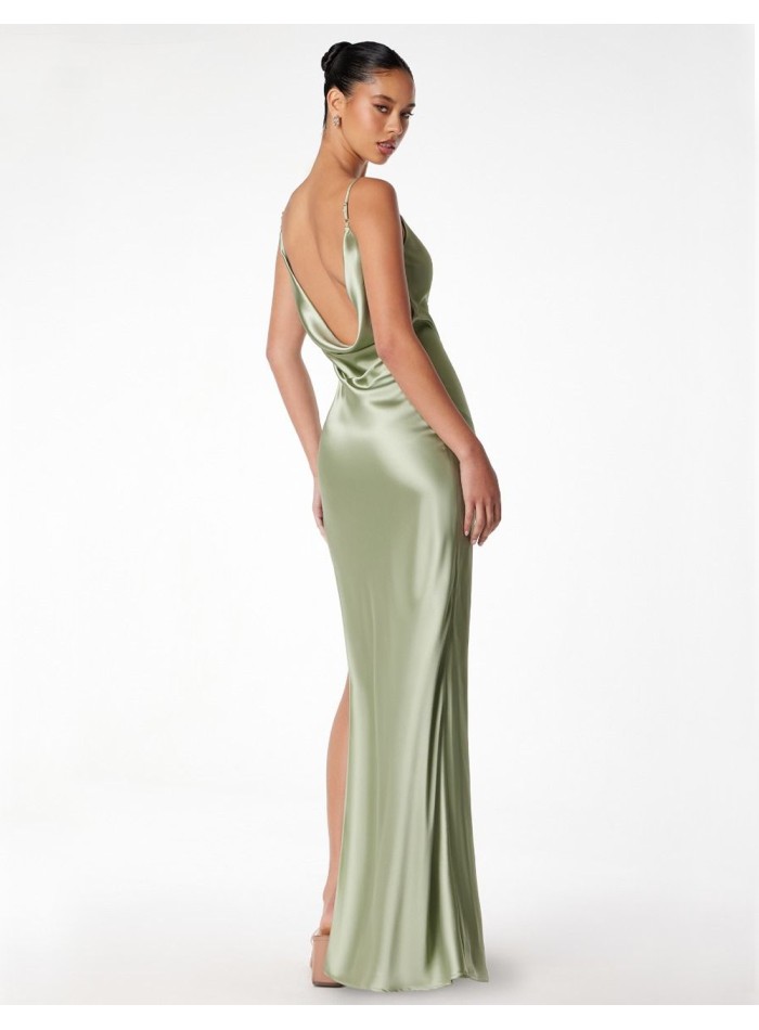 Longue robe d'invité en satin avec dos ouvert