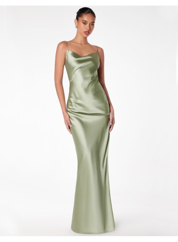 Longue robe d'invité en satin avec dos ouvert