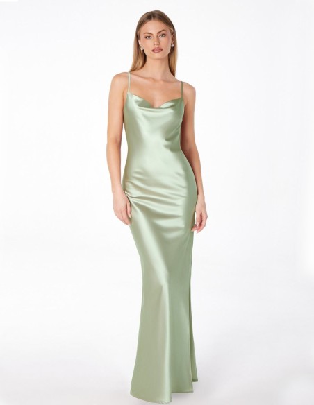 Longue robe d'invité en satin avec dos ouvert