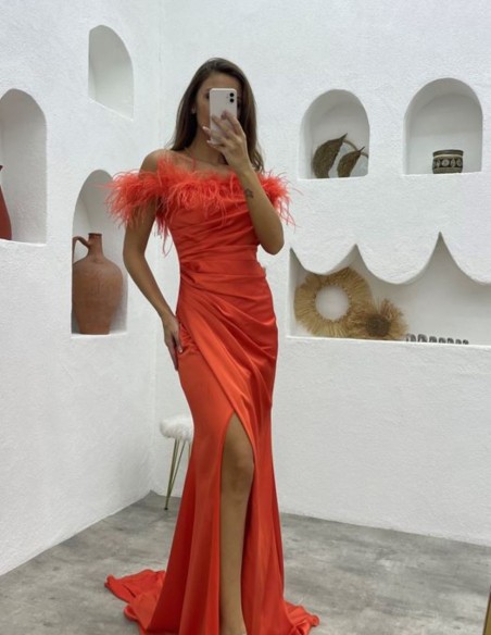 Robe longue de fête avec encolure bardot à plumes et fente sur le côté
