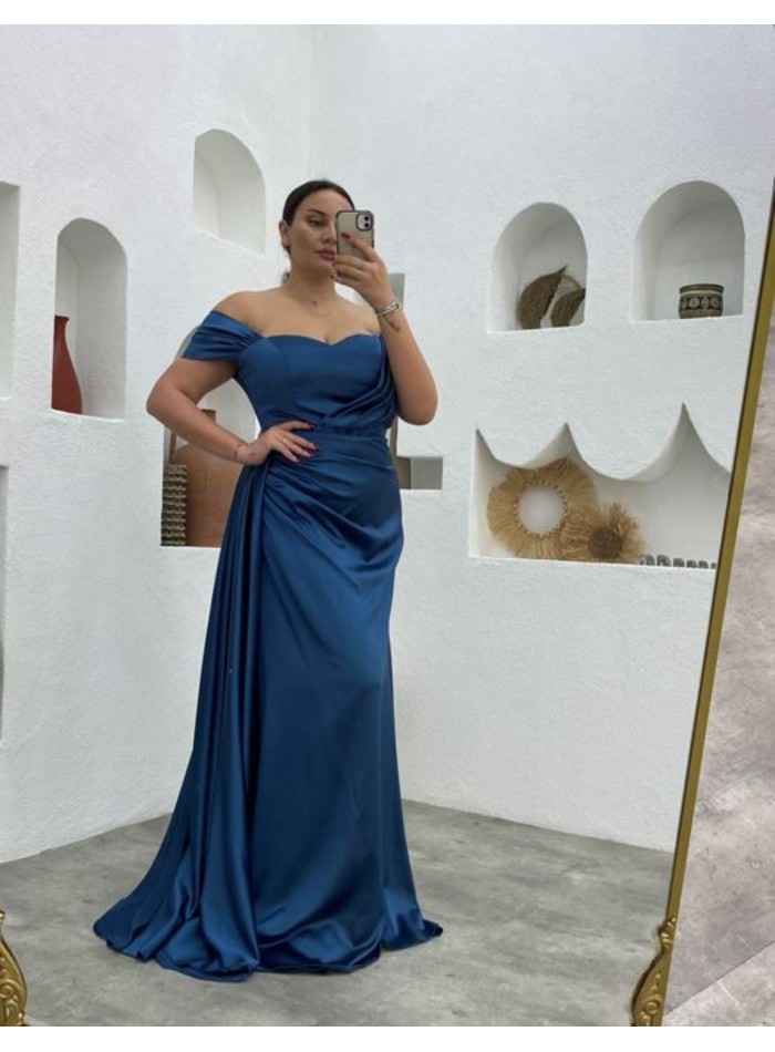 Robe longue de fête avec ruchés et encolure...