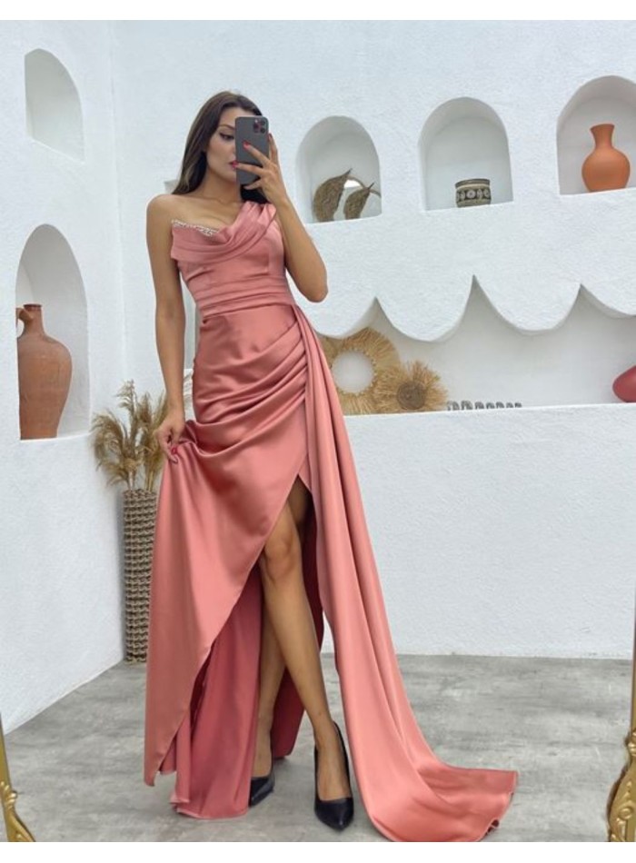 Robe longue de fête avec jupe cape et ornements...