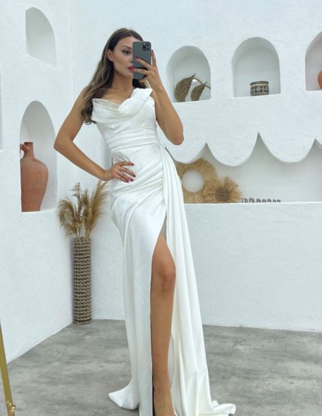 Vestido de fiesta largo con falda capa y adorno pedrería