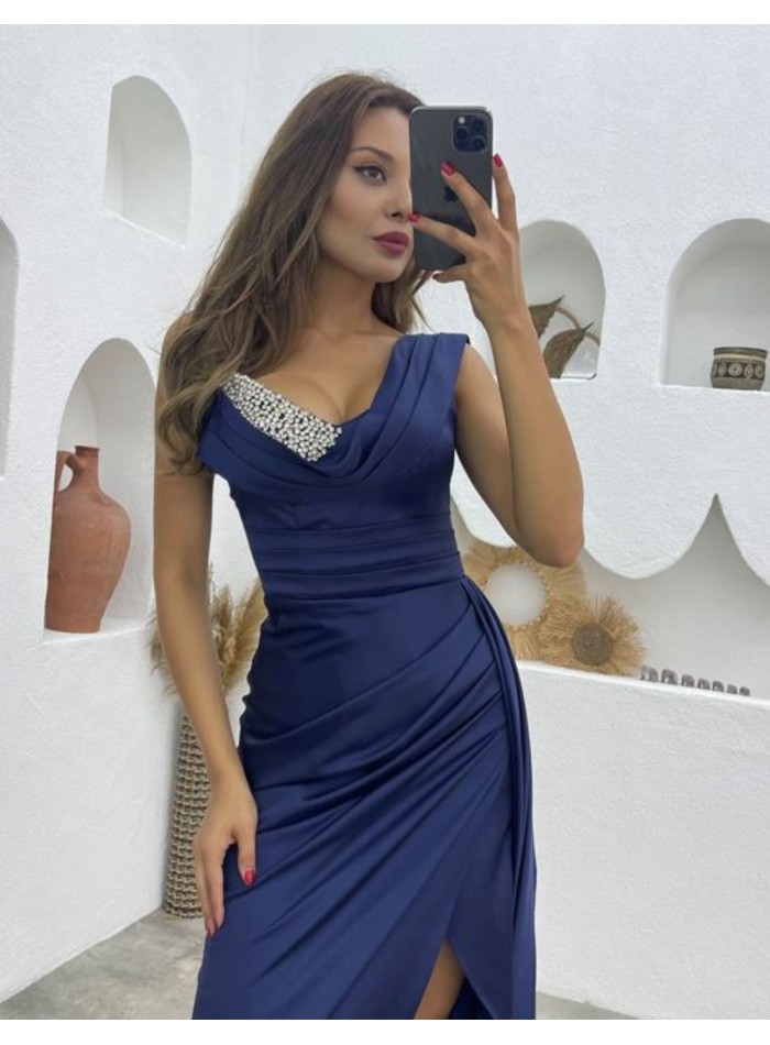 Vestido de fiesta largo con falda capa y adorno...