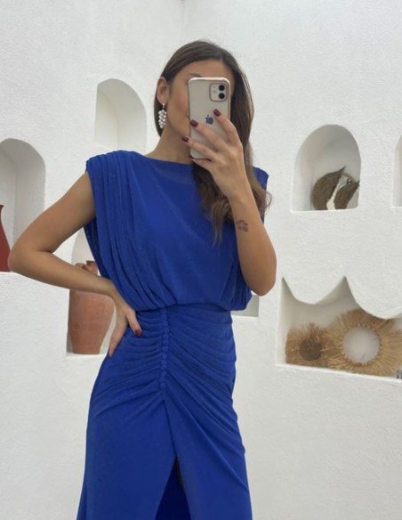 Evening dress with closed neckline and shoulder pads