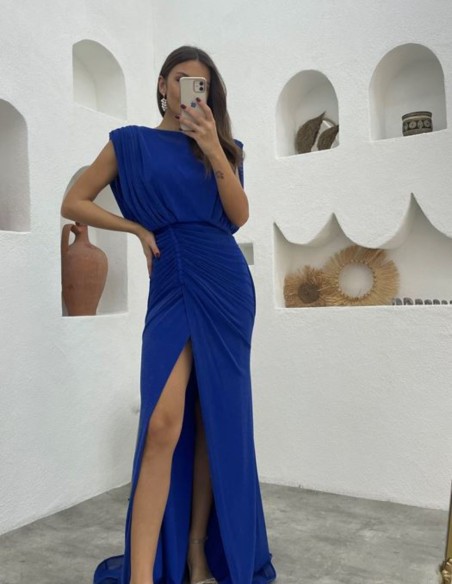 Evening dress with closed neckline and shoulder pads