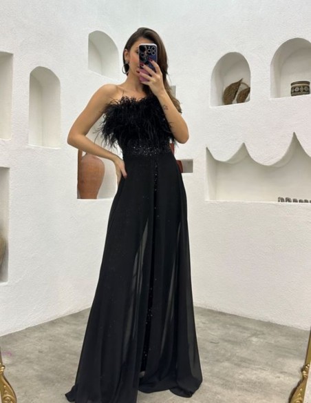 Mono de fiesta de lentejuelas con escote de plumas