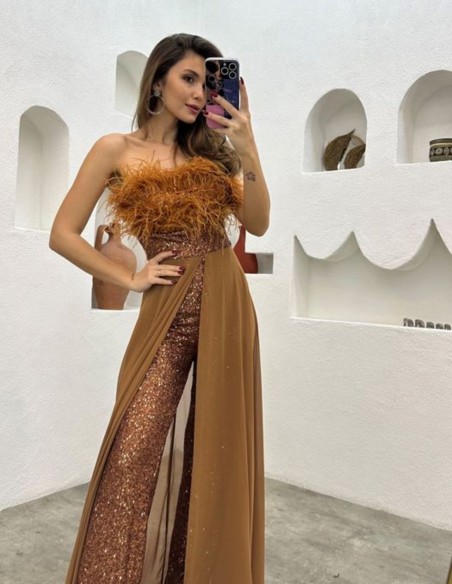 Mono de fiesta de lentejuelas con escote de plumas