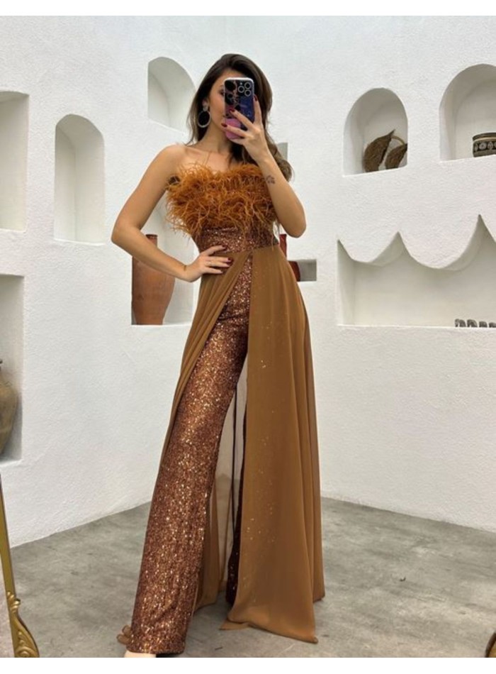 Mono de fiesta de lentejuelas con escote de plumas