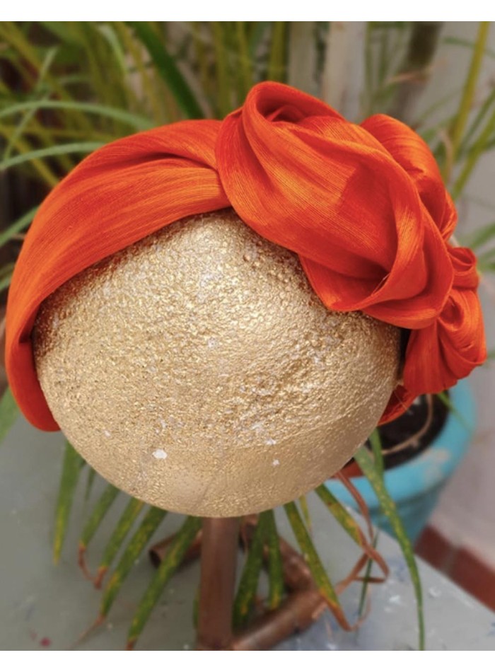 Wrinkled orange silk headband by Cala by Lilian at INVITADISIMA.