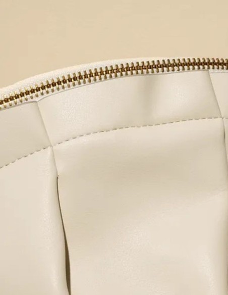 Bolso de mano marfil con forma de gyoza para ocasiones formales