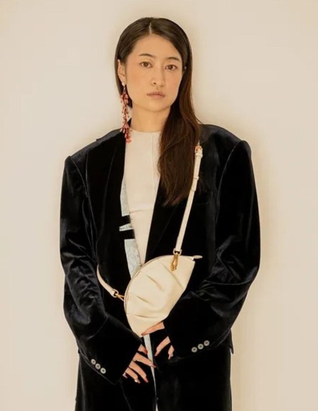 Ivory gyoza-shaped mini hand bag