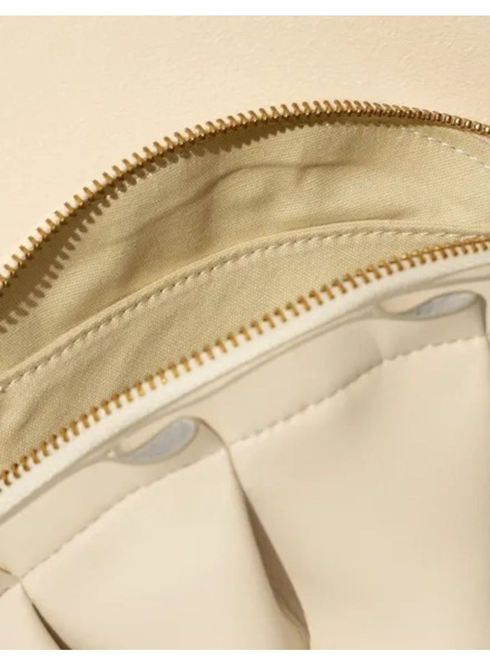 Bolso mini de mano marfil en forma de gyoza con cremallera visible