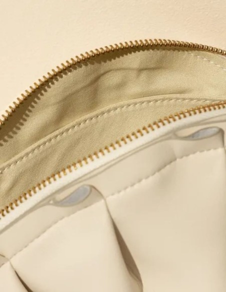 Bolso mini de mano marfil en forma de gyoza con cremallera visible