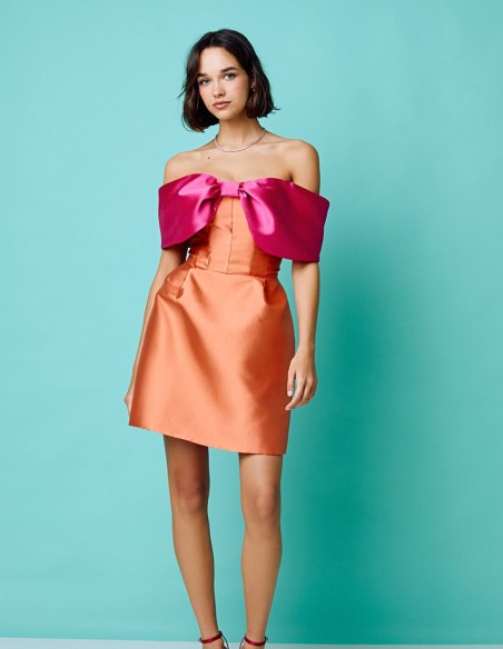 Robe de soirée courte bicolore avec encolure bandeau en dentelle