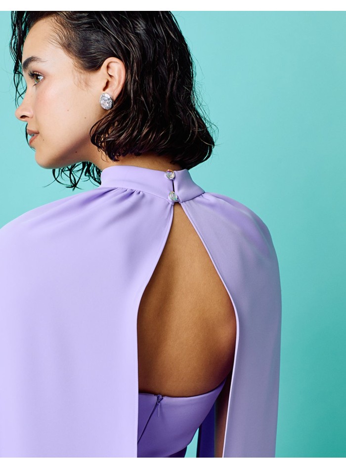 Vestido de fiesta largo lila con mangas capa