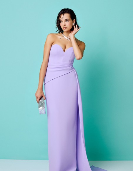 Robe de soirée longue avec encolure en cœur et ceinture sur le côté