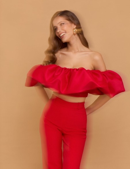 Top de fiesta rojo con maxi volante bandeau para bodas de dia