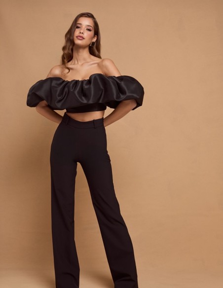 Top de fiesta negro con maxi volante bandeau para ocasiones especiales