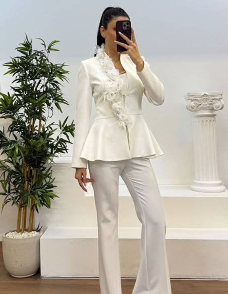 Traje dos piezas con chaqueta adorno y pantalón largo campana