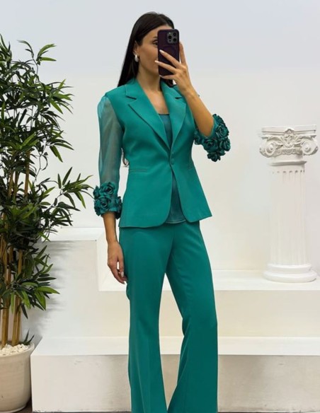 Traje de chaqueta con adorno floral y pantalón largo