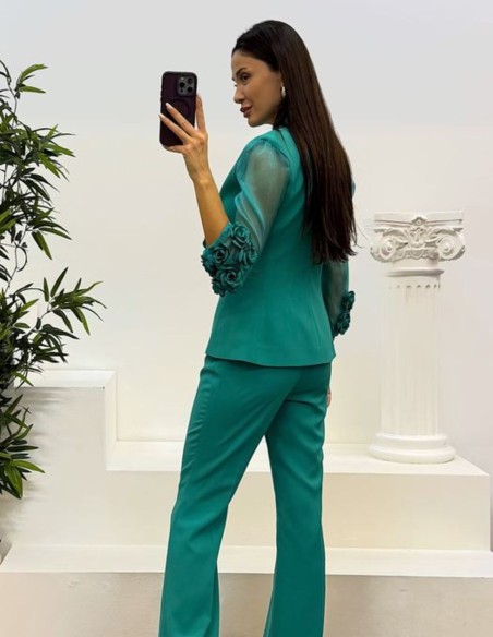 Traje de chaqueta con adorno floral y pantalón largo para ocasiones especiales