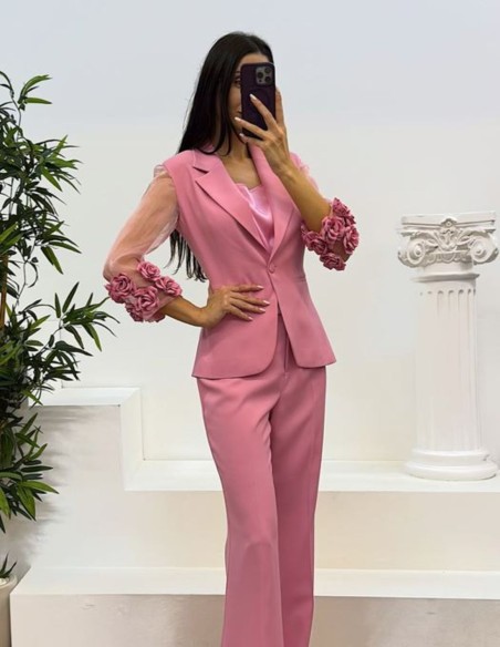 Traje de chaqueta con adorno floral y pantalón largo rosa chicle