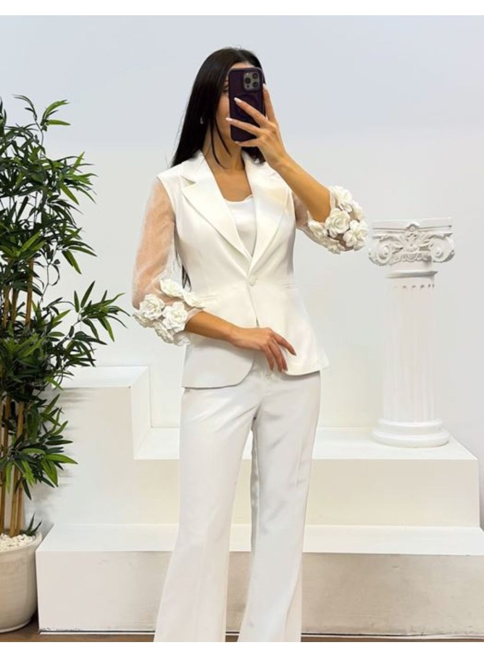Traje de chaqueta con adorno floral y pantalón largo para eventos