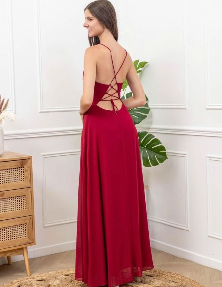 Vista trasera del vestido de fiesta largo con la espalda abierta en color rojo, ideal para bodas y eventos elegantes.