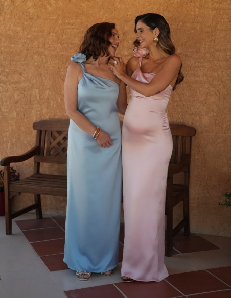 Robe longue asymétrique avec fleur sur l'épaule