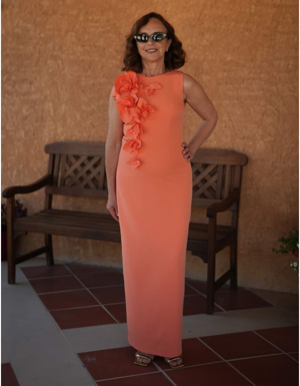 Vestido largo con escote cerrado y detalle de flor