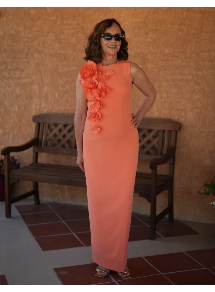 Robe longue avec encolure fermée et détails...